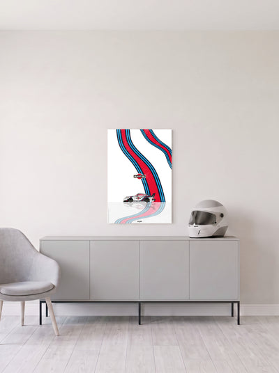 Poster del Porsche 911 Martini Racing sobre fondo blanco, en medida 46,7 x 70 cm, colgado en la pared clara de un salon, sobre un aparador gris con un casco de competicion al lado, decoracion racing de MOA-Grafics.