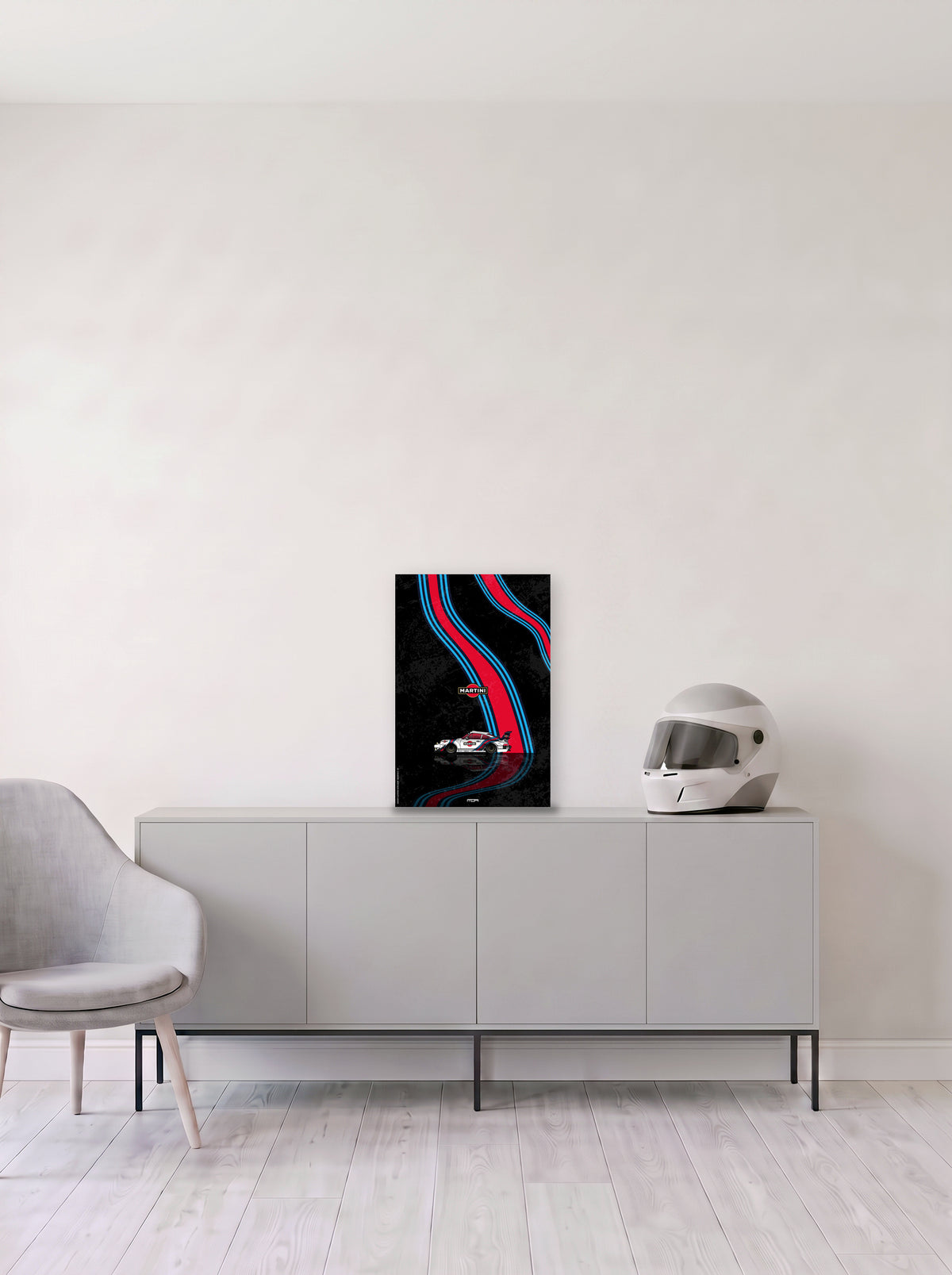 Poster del Porsche 911 Martini Racing sobre fondo negro, en medida 33,3 x 50 cm, apoyado sobre un aparador gris junto a un casco de competicion, decoracion racing de MOA-Grafics.