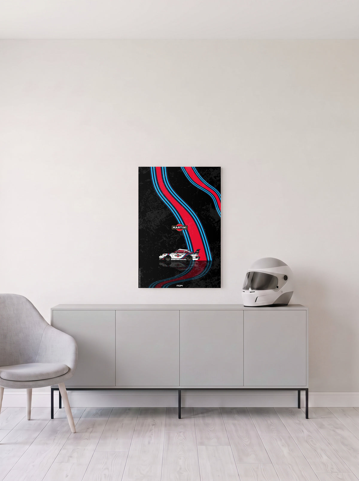 Poster del Porsche 911 Martini Racing sobre fondo negro, en medida 46,7 x 70 cm, colgado en la pared clara de un salon, sobre un aparador gris con un casco de competicion al lado, decoracion racing de MOA-Grafics.