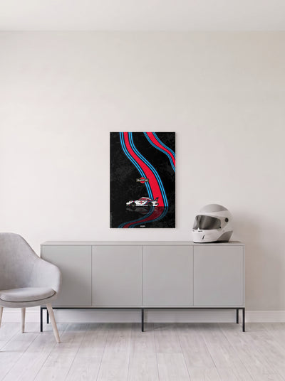 Poster del Porsche 911 Martini Racing sobre fondo negro, en medida 46,7 x 70 cm, colgado en la pared clara de un salon, sobre un aparador gris con un casco de competicion al lado, decoracion racing de MOA-Grafics.