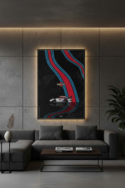 Póster enmarcado del Porsche 911 Martini Racing en una pared oscura, una pieza decorativa de estilo racing para un salón por MOA-Grafics.