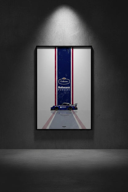 Póster enmarcado del Porsche 911 Rothmans en una pared de cemento, una pieza de decoración racing para garajes por MOA-Grafics.