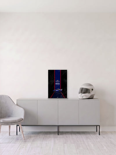 Poster del Porsche 911 Rothmans sobre fondo negro, en medida 33,3 x 50 cm, apoyado sobre un aparador gris junto a un casco de competicion, decoracion racing de MOA-Grafics.