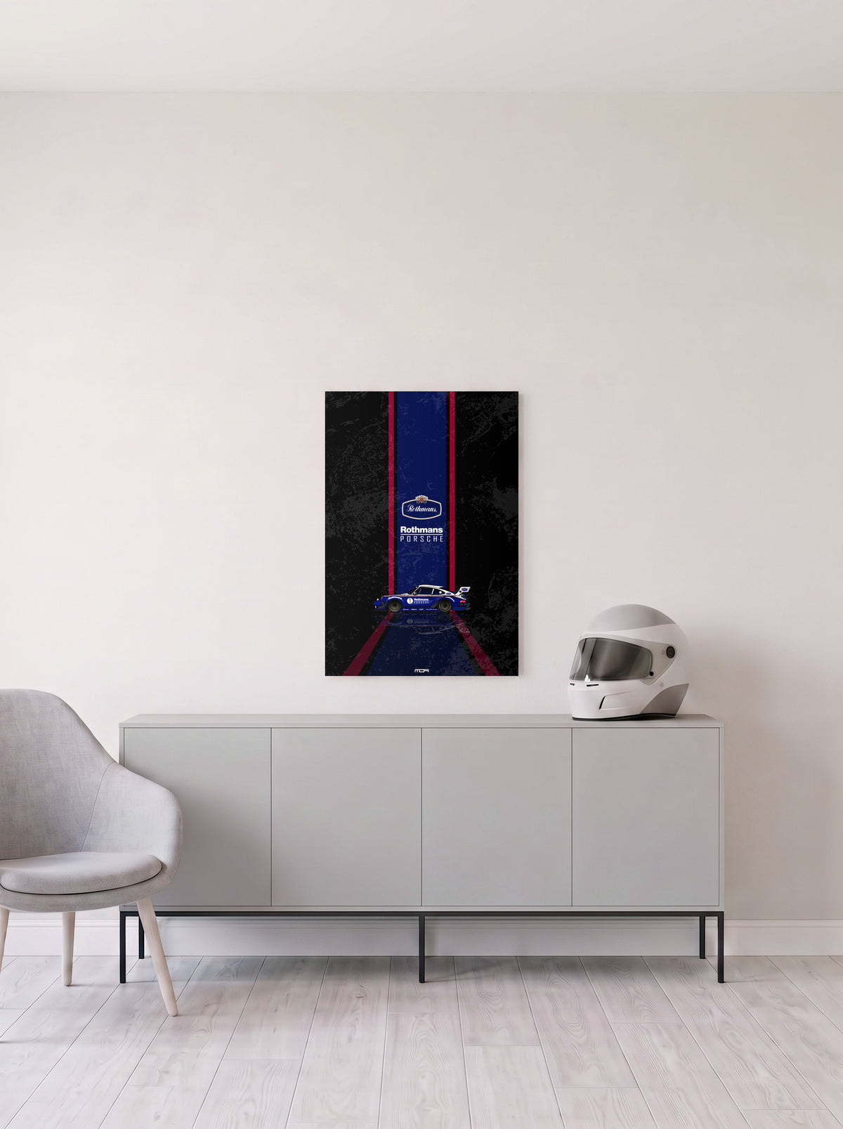 Poster del Porsche 911 Rothmans sobre fondo negro, en medida 46,7 x 70 cm, colgado en la pared clara de un salon, sobre un aparador gris con un casco de competicion al lado, decoracion racing de MOA-Grafics.