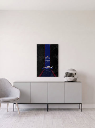 Poster del Porsche 911 Rothmans sobre fondo negro, en medida 46,7 x 70 cm, colgado en la pared clara de un salon, sobre un aparador gris con un casco de competicion al lado, decoracion racing de MOA-Grafics.