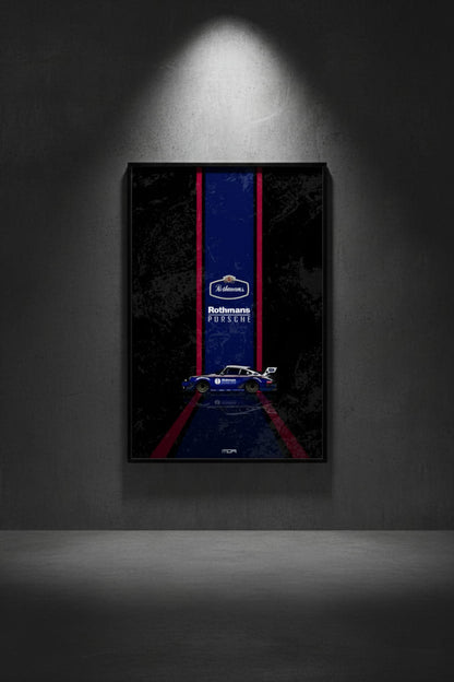 Póster enmarcado del Porsche 911 Rothmans en una pared oscura, una pieza decorativa de estilo racing para un salón por MOA-Grafics.