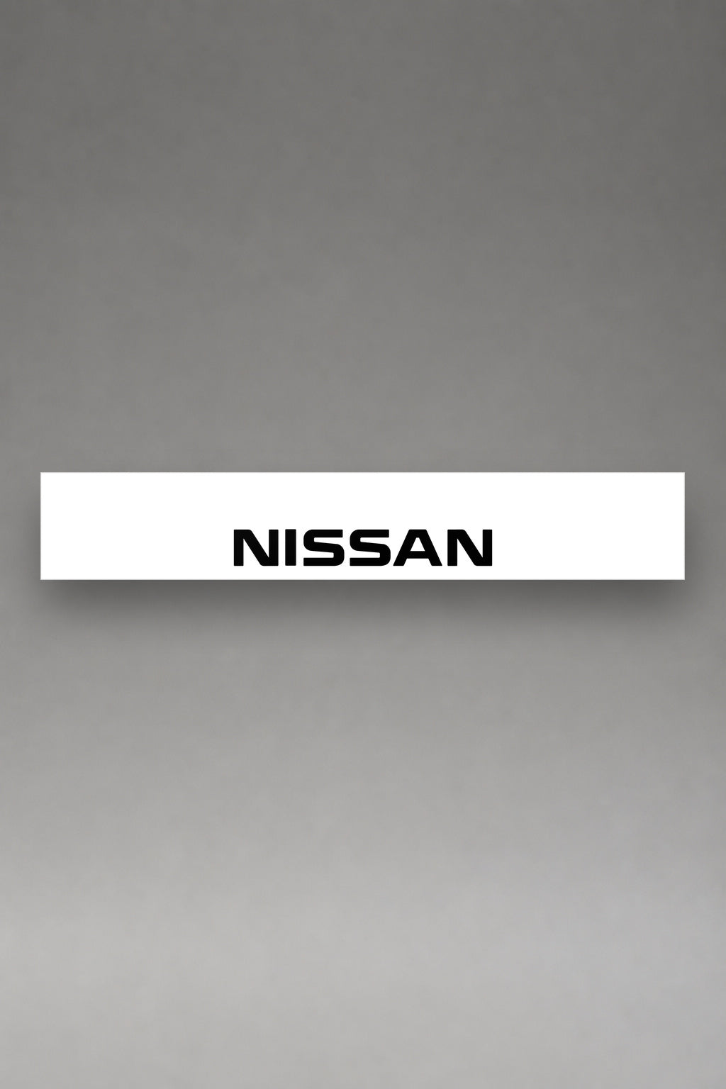 Parasol de vinilo Nissan blanco con el logotipo NISSAN en negro, la tira entera vista de frente, de MOA-Grafics.