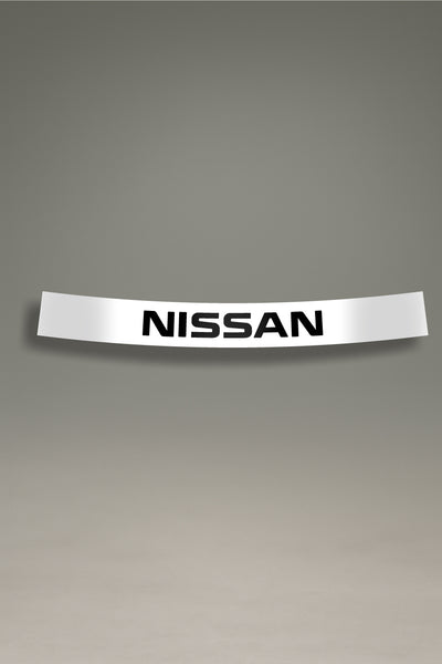 arasol blanco para parabrisas con el logo de Nissan en negro, estilo JDM para personalización y tuning de MOA-Grafics.