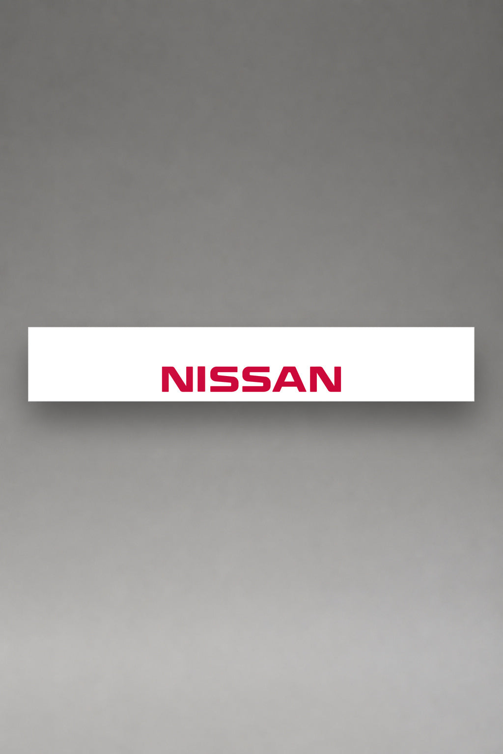 Parasol de vinilo Nissan blanco con el logotipo NISSAN en rojo, la tira entera vista de frente, de MOA-Grafics.
