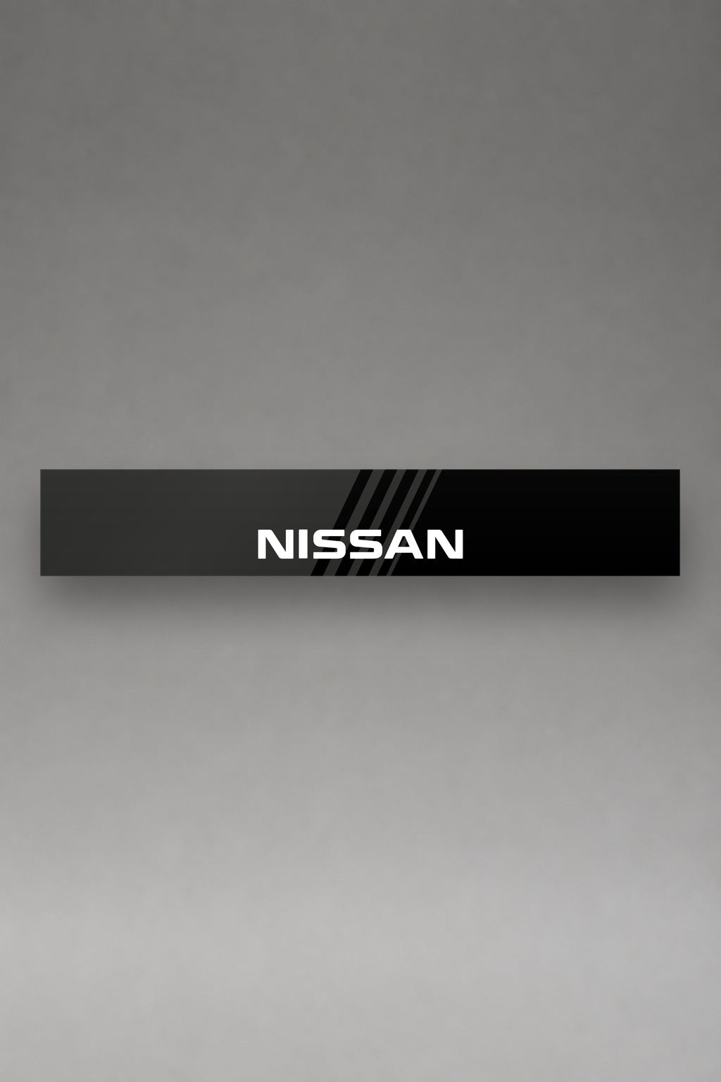 Parasol de vinilo Nissan negro con el lettering NISSAN y las franjas grises, la tira entera vista de frente, de MOA-Grafics.