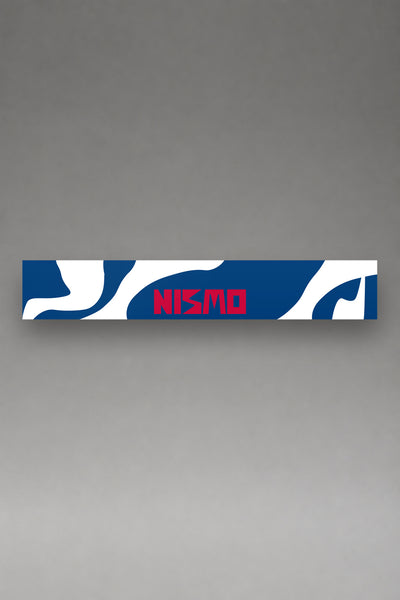 Parasol de vinilo Nissan NISMO con la livery Super GT en azul y blanco, la tira entera vista de frente, de MOA-Grafics.