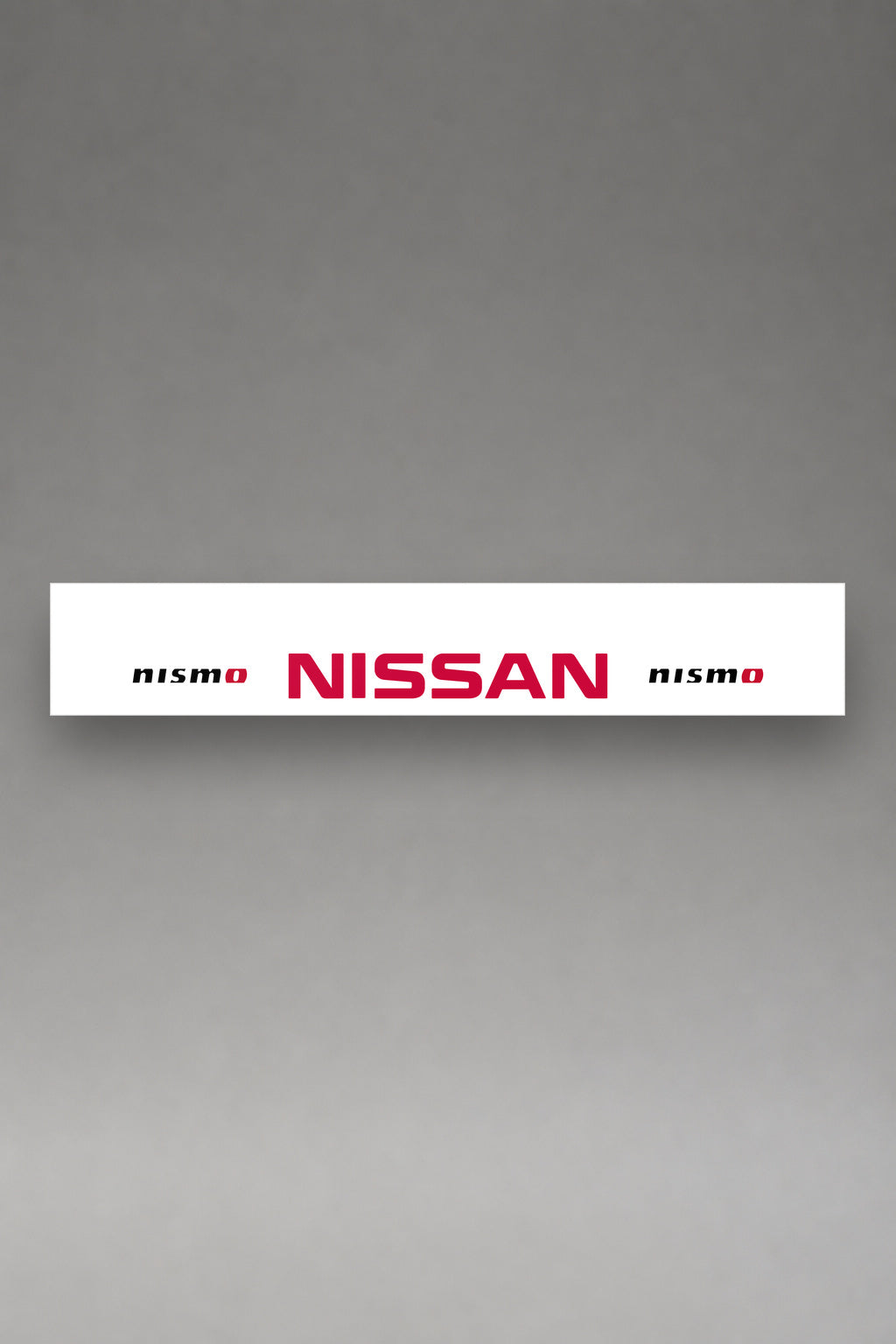 Parasol de vinilo Nissan NISMO blanco con la composicion lateral en rojo, la tira entera vista de frente, de MOA-Grafics.