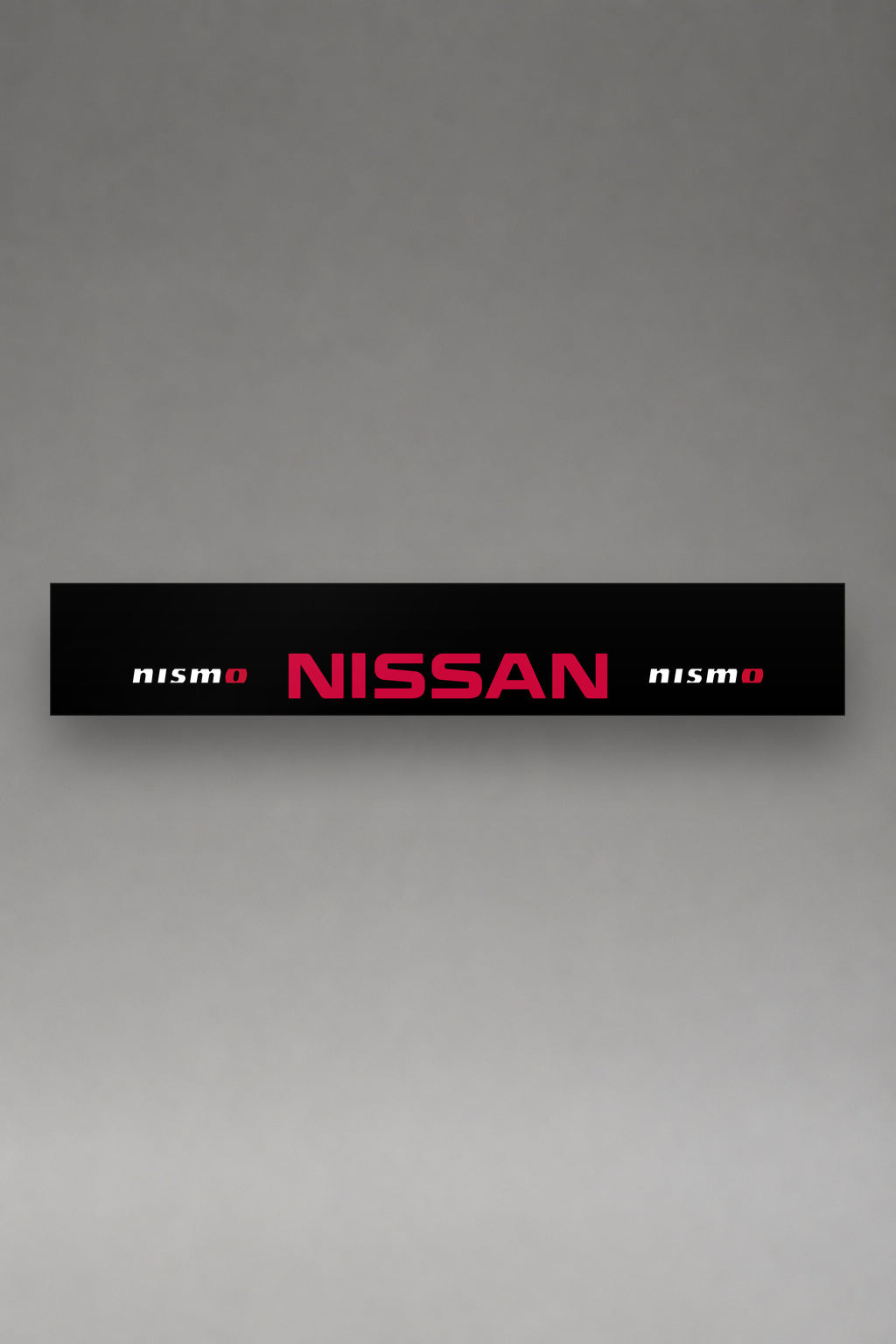 Parasol de vinilo Nissan NISMO negro con la composicion lateral en rojo, la tira entera vista de frente, de MOA-Grafics.