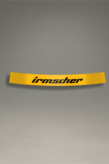 Vinilo parasol amarillo para parabrisas con el logo de Irmscher en negro, un diseño de estilo retro para personalización de coches de MOA-Grafics.