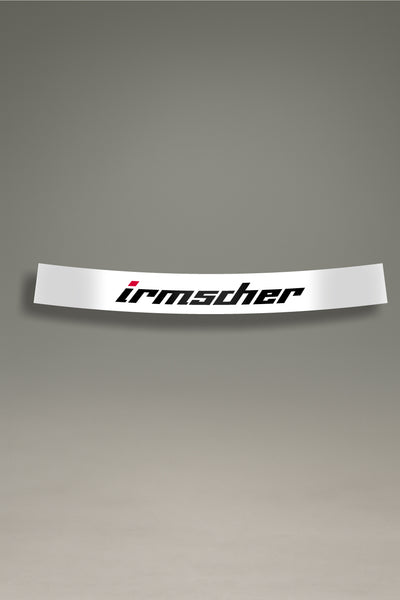Parasol blanco para parabrisas con el logo de Irmscher en negro y rojo, una pieza de estilo retro para la personalización y tuning de MOA-Grafics.