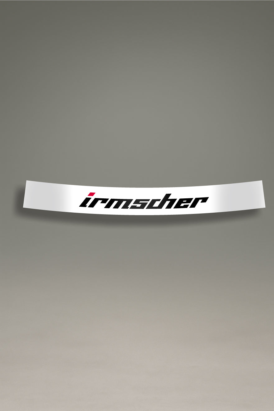 Parasol blanco para parabrisas con el logo de Irmscher en negro y rojo, una pieza de estilo retro para la personalización y tuning de MOA-Grafics.