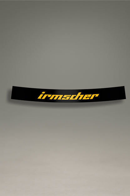 Vinilo parasol negro para parabrisas con el logo de Irmscher en amarillo, un accesorio de estilo retro para tuning de coches de MOA-Grafics.