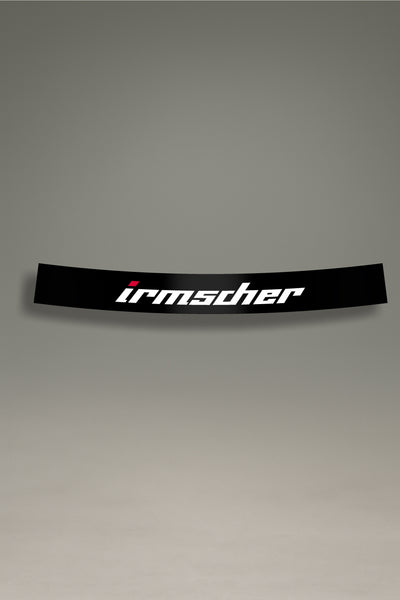 Parasol negro para parabrisas con el logo de Irmscher en blanco y rojo, un diseño de estilo retro para personalización de coches de MOA-Grafics.