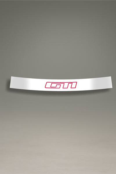 Vinilo parasol blanco para parabrisas con el logo GTI de Peugeot en rojo, un diseño de estilo racing para personalización de coches de MOA-Grafics.