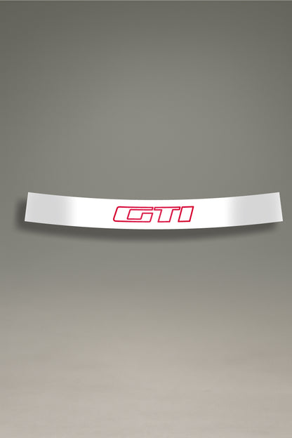 Vinilo parasol blanco para parabrisas con el logo GTI de Peugeot en rojo, un diseño de estilo racing para personalización de coches de MOA-Grafics.