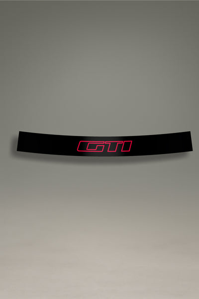  Vinilo parasol negro para parabrisas con el logo GTI de Peugeot en rojo, un diseño de estilo racing para tuning de coches de MOA-Grafics.