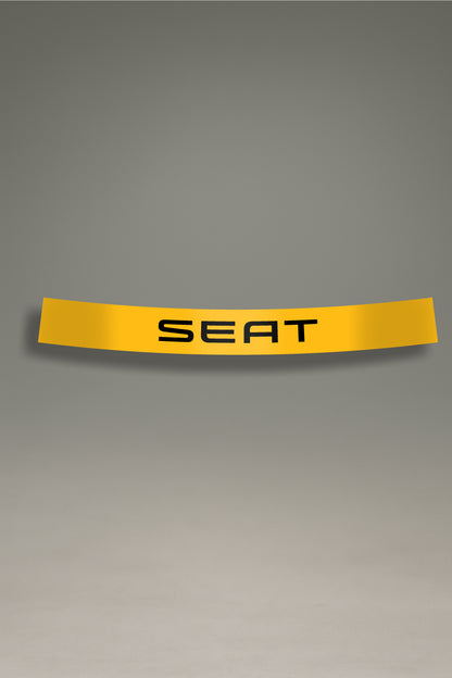 Parasol amarillo para parabrisas con el logo de SEAT en negro, una pieza de estilo racing para la personalización y tuning de MOA-Grafics.