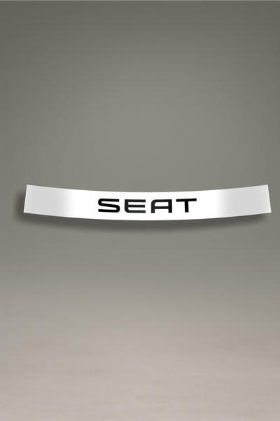 Vinilo parasol blanco para parabrisas con el logo de SEAT en negro, un accesorio de estilo racing para tuning de coches de MOA-Grafics.