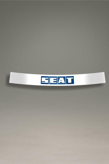 Parasol blanco para parabrisas con el logo clásico de SEAT en azul, un diseño de estilo retro para personalización de coches de MOA-Grafics.