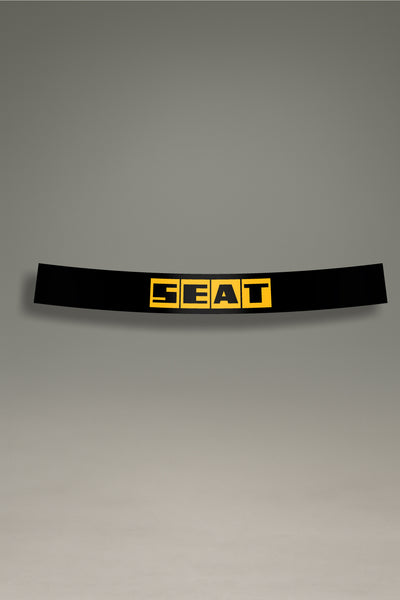 Parasol negro para parabrisas con el logo clásico de SEAT en amarillo, un accesorio de estilo retro para la personalización y tuning de MOA-Grafics.