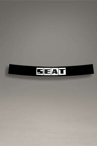 Vinilo parasol negro para parabrisas con el logo clásico de SEAT en blanco, un accesorio de estilo retro para tuning de coches de MOA-Grafics.