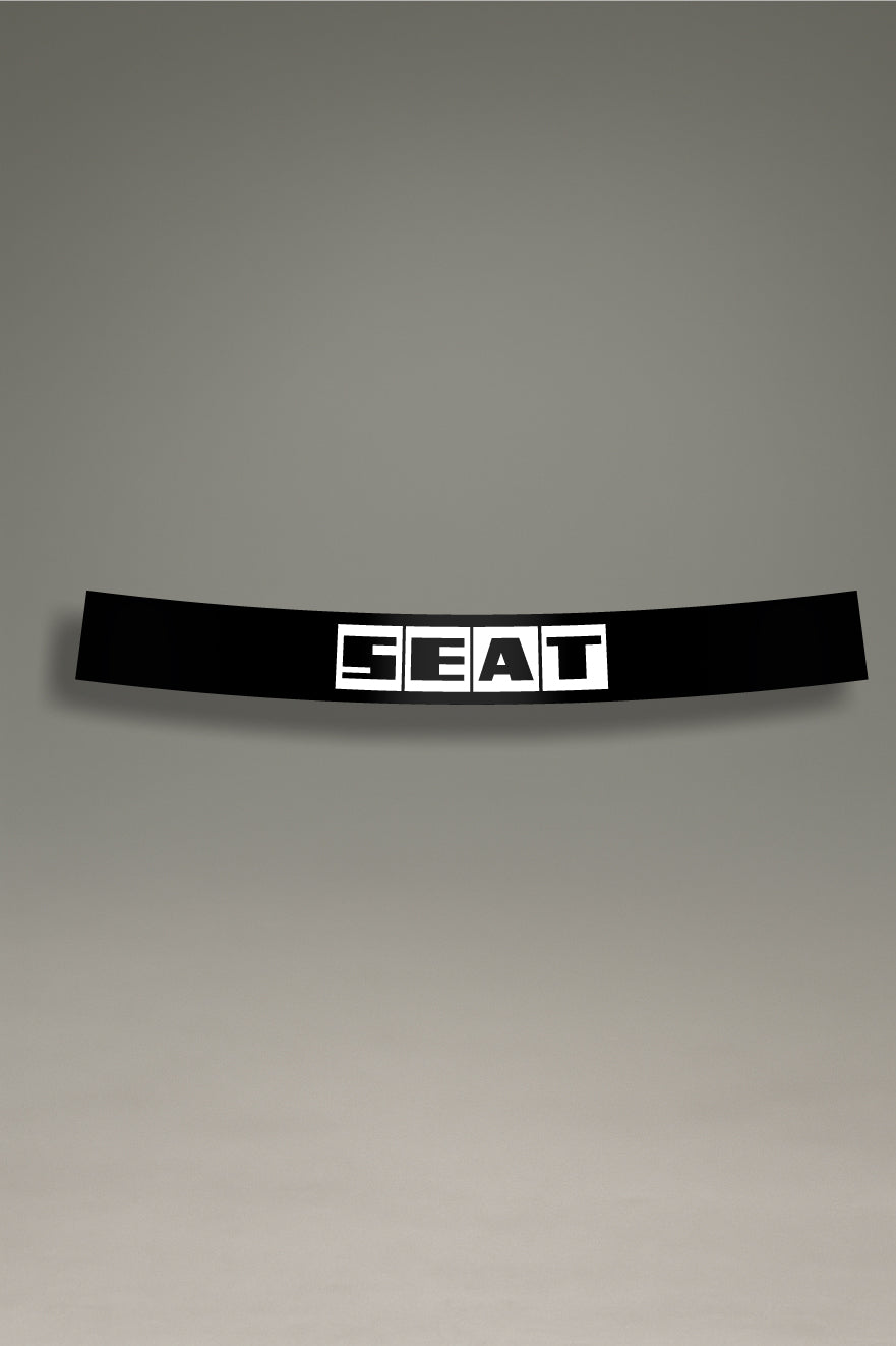 Vinilo parasol negro para parabrisas con el logo clásico de SEAT en blanco, un accesorio de estilo retro para tuning de coches de MOA-Grafics.