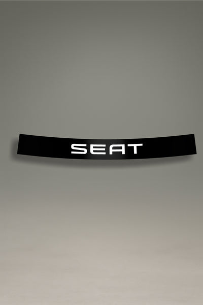 Parasol negro para parabrisas con el logo de SEAT en blanco, un diseño de estilo racing para personalización de coches de MOA-Grafics.