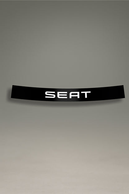 Parasol negro para parabrisas con el logo de SEAT en blanco, un diseño de estilo racing para personalización de coches de MOA-Grafics.