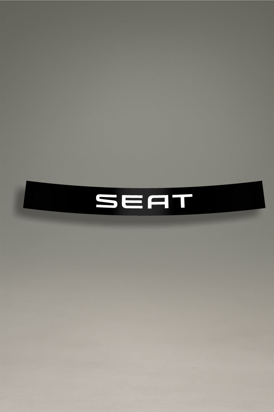 Parasol negro para parabrisas con el logo de SEAT en blanco, un diseño de estilo racing para personalización de coches de MOA-Grafics.