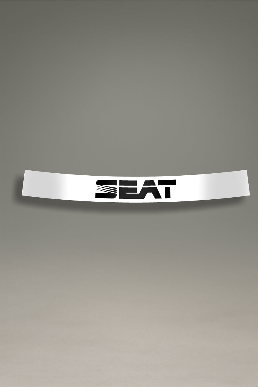 Vinilo parasol blanco para parabrisas con el logo de SEAT performance en negro, un accesorio de estilo racing para tuning de coches de MOA-Grafics.