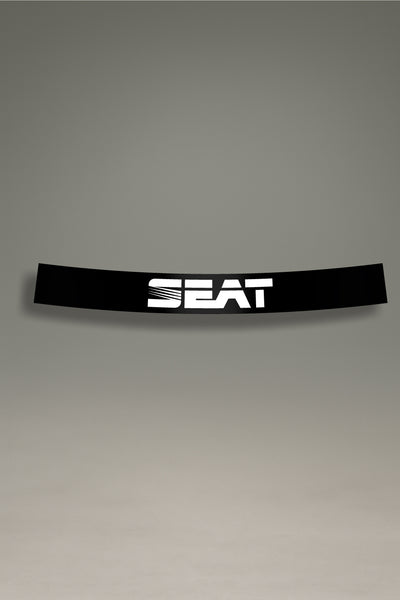 Parasol negro para parabrisas con el logo de SEAT performance en blanco, un diseño de estilo racing para personalización de coches de MOA-Grafics.