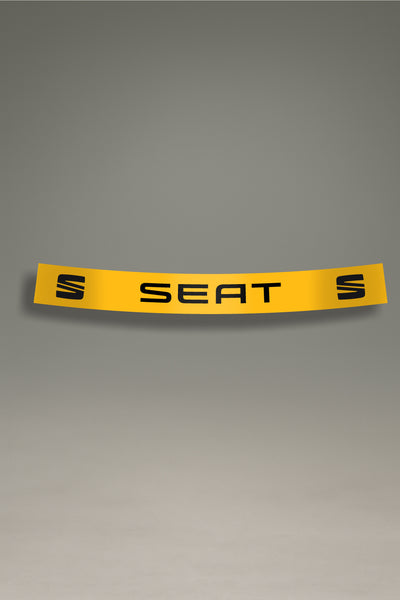 Vinilo parasol de color amarillo para parabrisas con el logo de SEAT Sport en negro, una pieza de MOA-Grafics para personalización y tuning.