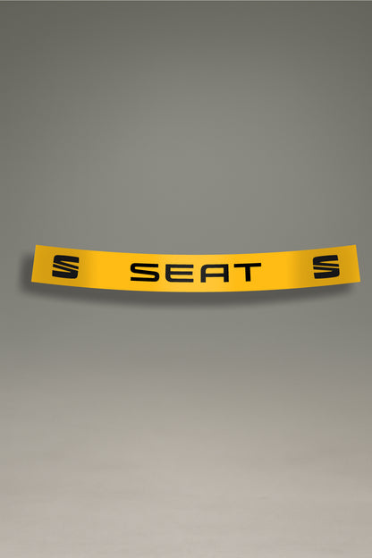 Vinilo parasol de color amarillo para parabrisas con el logo de SEAT Sport en negro, una pieza de MOA-Grafics para personalización y tuning.