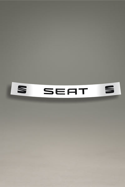 Parasol blanco para parabrisas de coche con el emblema de SEAT Sport en negro, un accesorio de MOA-Grafics para tuning y estilo racing.