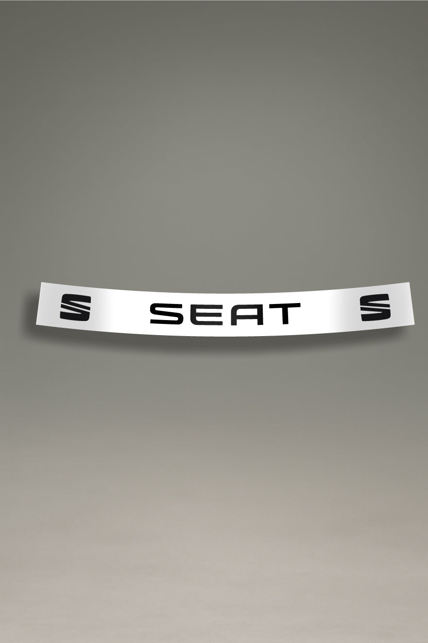 Parasol blanco para parabrisas de coche con el emblema de SEAT Sport en negro, un accesorio de MOA-Grafics para tuning y estilo racing.