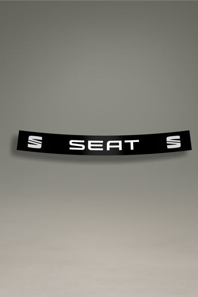 Un vinilo parasol negro de MOA-Grafics para parabrisas, con el logo de SEAT Sport en blanco, ideal para una personalización y estética racing.