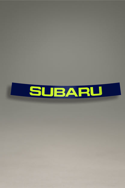 Parasol azul para parabrisas con el logo de Subaru en amarillo, una pieza de estilo JDM para la personalización y tuning de MOA-Grafics.