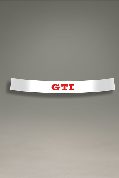 Parasol blanco para parabrisas con el logo GTI de Volkswagen en rojo, una pieza de estilo racing para la personalización y tuning de MOA-Grafics.