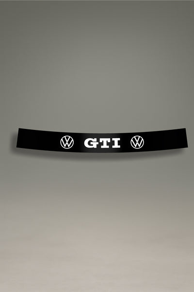 Parasol negro para parabrisas con el logo clásico de Volkswagen GTI, un accesorio de estilo retro para personalización de coches de MOA-Grafics.