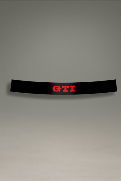 Parasol negro para parabrisas con el logo GTI de Volkswagen en rojo, un accesorio de estilo racing para personalización de coches de MOA-Grafics.