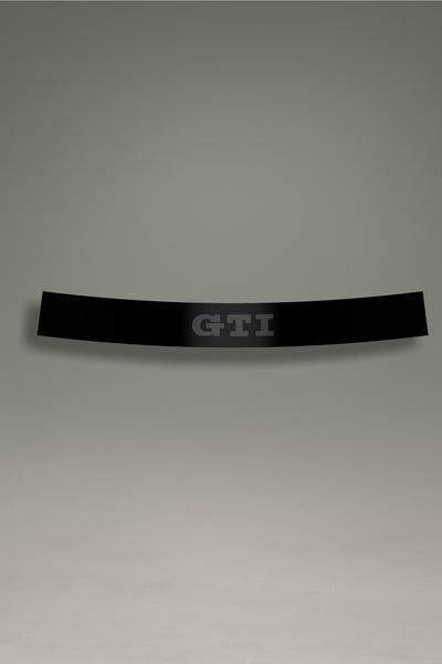 Vinilo parasol negro para parabrisas con el logo GTI de Volkswagen en negro brillante, un diseño de estilo stance para tuning de coches de MOA-Grafics.