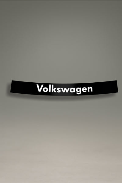 Parasol negro para parabrisas con el logo clásico de Volkswagen en blanco, un accesorio de estilo retro para personalización de coches de MOA-Grafics.