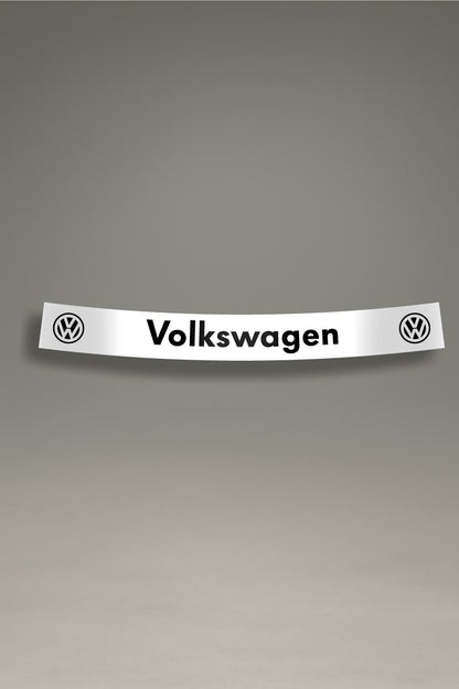 Vinilo parasol blanco para parabrisas con el logo moderno de Volkswagen en negro, un accesorio de estilo retro para tuning de coches de MOA-Grafics.