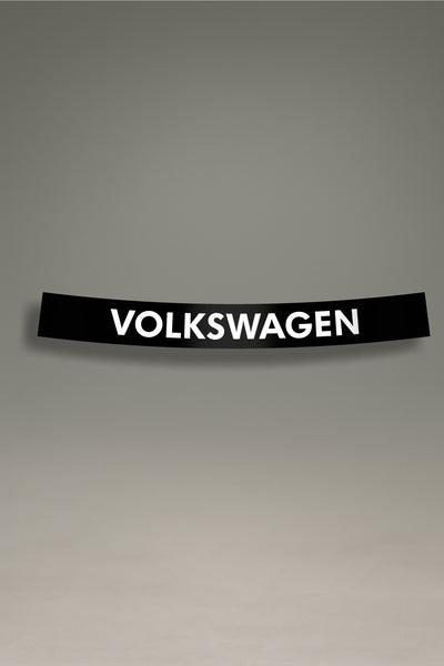 Parasol negro para parabrisas con el logo retro de Volkswagen en blanco, un accesorio de estilo clásico para personalización de coches de MOA-Grafics.